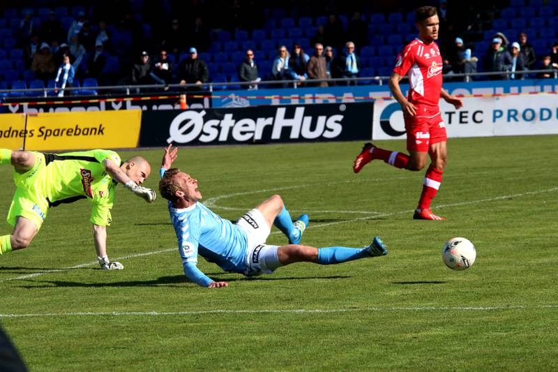 Pontus Engblom scoret to da Sandnes Ulf snudde 0–1 til 3–1 hjemme mot Fredrikstad. Her fikk han seg en smell i andreomgang av FFK-keeper Per Morten Kristiansen. Foto: Arne Birkemo