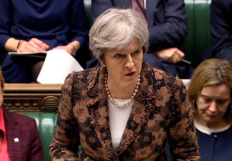 Statsminister Theresa May vil ha svar fra Russland, som på sin side mener Storbritannia prøver å sverte Russland. 