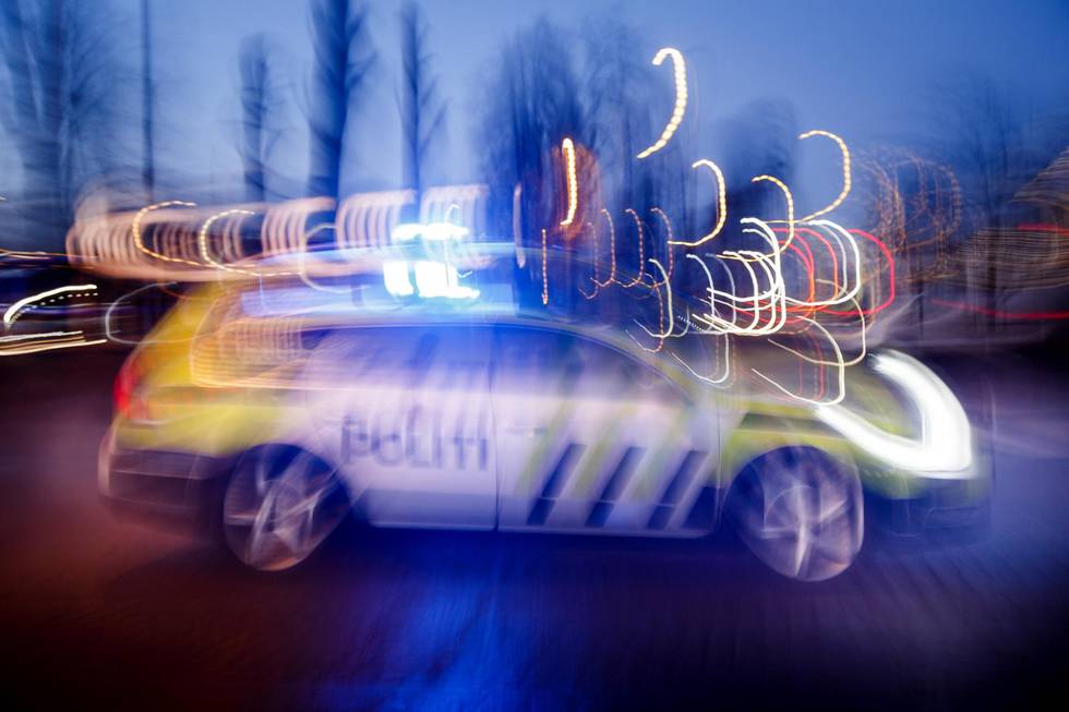 SKI  20161213.
Politiet i arbeid. Politibil med blålys i fart. NB! Modellklarert til redaksjonell bruk. 
Foto: Heiko Junge / NTB scanpix