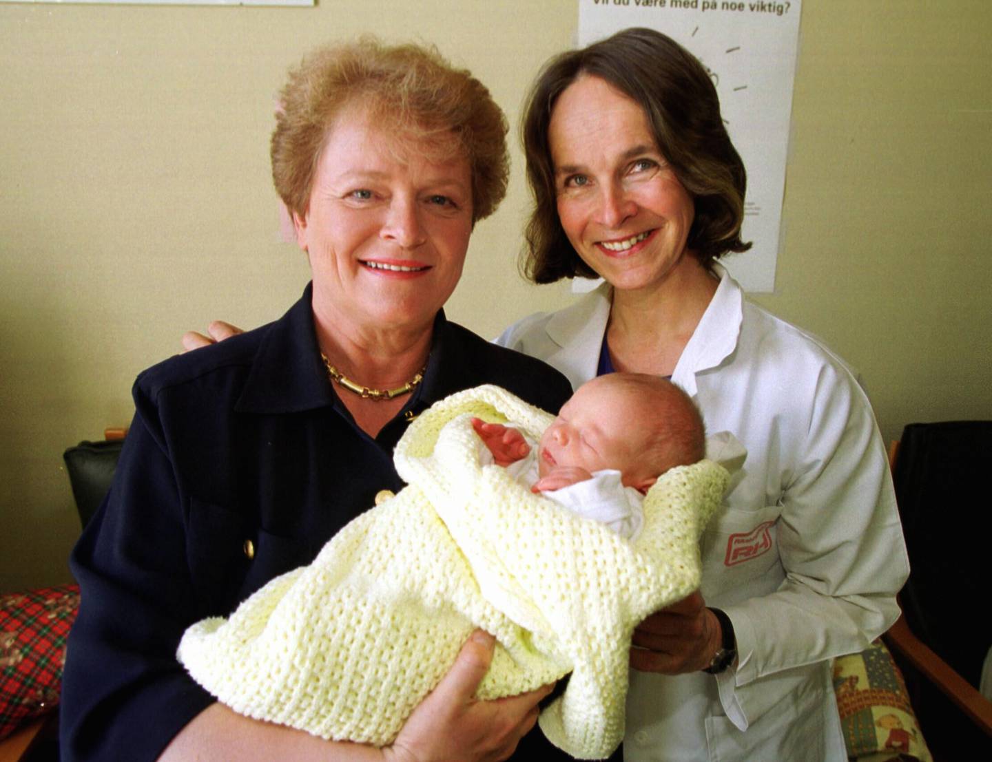 Gro Nylander sammen med daværende WHO-leder og tidligere statsminister Gro Harlem Brundtland under åpningen av Nasjonalt Ammesenter på Rikshospitalet i Oslo i 1999. Her sammen med fem dager gamle Narve. Nylander var overlege ved kvinneklinikken på denne tiden.