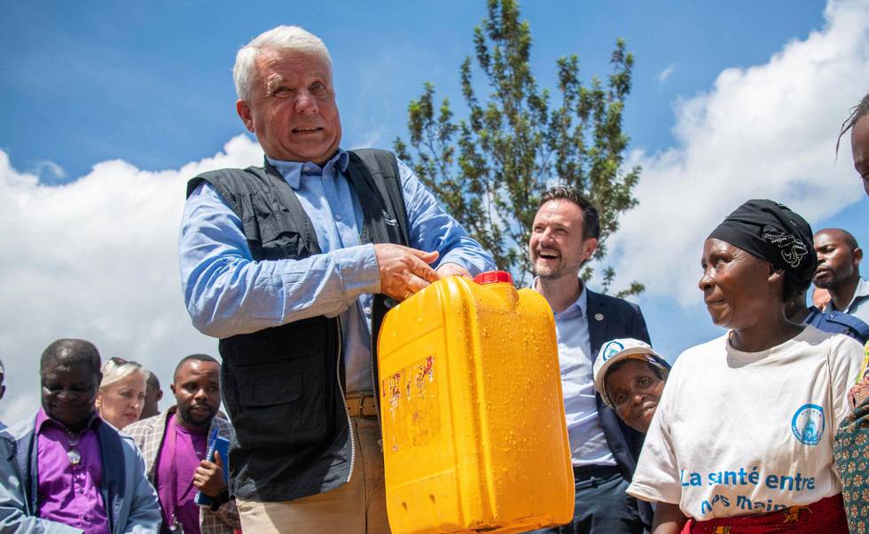 – De fleste av bærekraftsmålene koster det penger å gjennomføre. De blir ikke gjennomført uten tilgjengelige ressurser, påpeker generalsekretær Dagfinn Høybråten i Kirkens Nødhjelp, her under et besøk ved en av organisasjonens vannstasjoner i Kongo i mai.