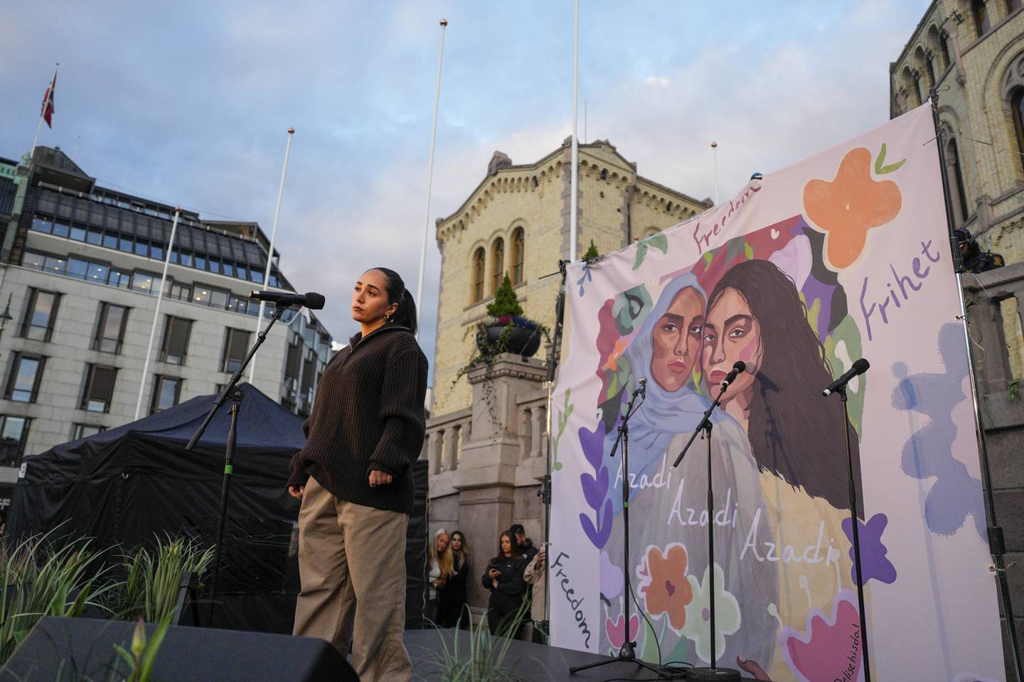 Amanda Delara holder appell i fjor foran Stortinget under markeringen til støtte for iranske kvinner foran Stortinget i Oslo. Foto: Javad Parsa / NTB 