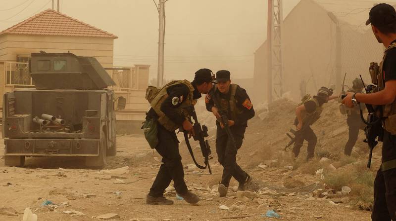 Irakiske sikkerhetsstyrker forsvarer hovedkvarteret sitt i Ramadi. FOTO: NTB SCANXPIX
