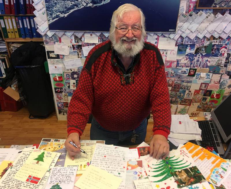 Hvert år pleier det å komme inn rundt 20.000 kort, brev og tegninger til julenissen, med adresse Julehuset i Drøbak. Tom Kristiansen og andre svarer på rundt 3.000 av dem.