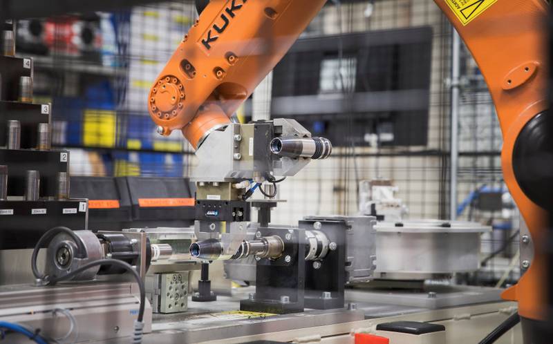 I dag er det roboter som utfører mye av jobben på ammunisjonsfabrikken. 