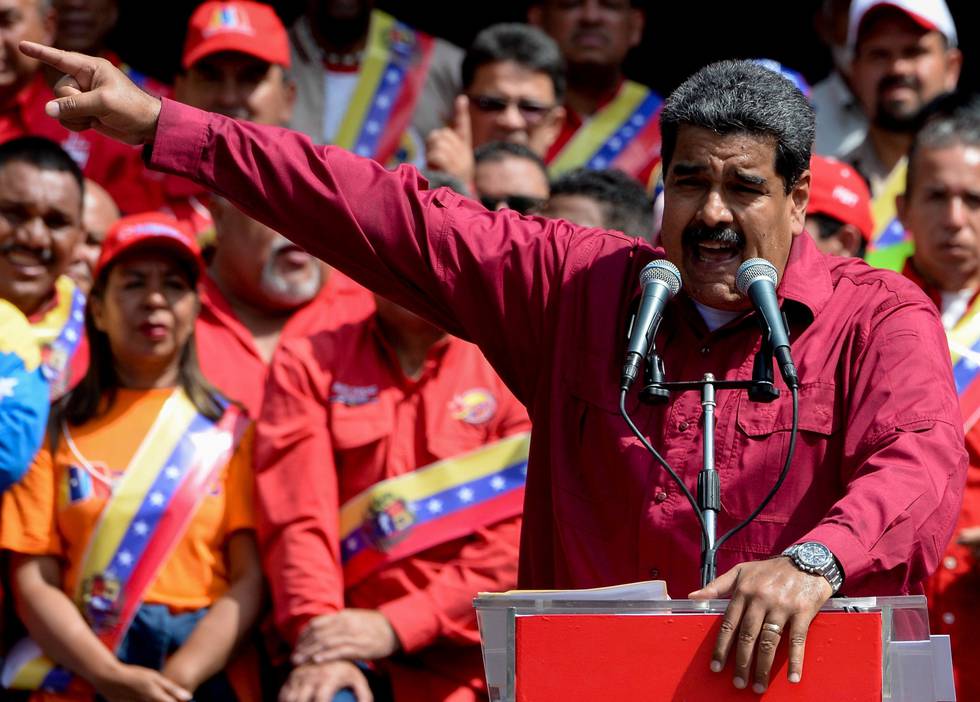 VALG: Venezuelas president Nicolás Maduro holder tale under et valgmøte i Caracas. Venezuela har tre massive problemer: hyperinflasjon, oljeproduksjonsfall og en tikkende gjeldsbombe. FOTO: FEDERICO PARRA/NTB SCANPIX
