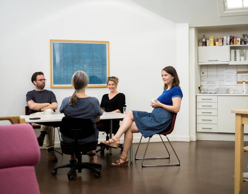 Å være i et fagmiljø er hovedargumentet for mange av brukerne av skriveloftet. Fra venstre: Emil Bernhardt, Merete Røsvik Granlund, Hanne Ramsdal og Marie Aubert.