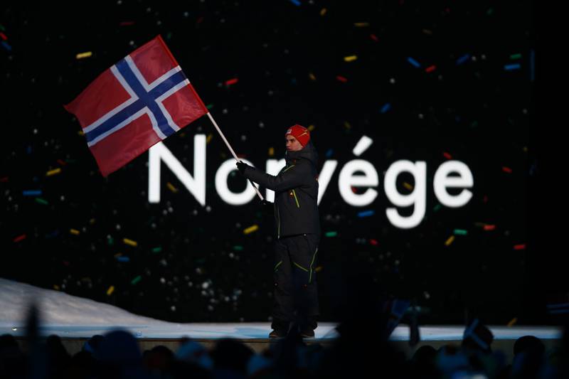 Norges flaggbærer kommer inn i Lysgårdsbakken. FOTO: TERJE PEDERSEN/NTB SCANPIX