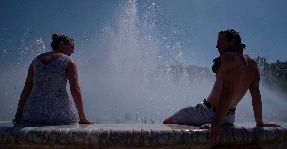 HETEBØLGE: Mange spanjoler tok byenes fontener i bruk da hetebølgen feide over landet sist sommer. FOTO: JORGE GUERRERO/NTB SCANPI