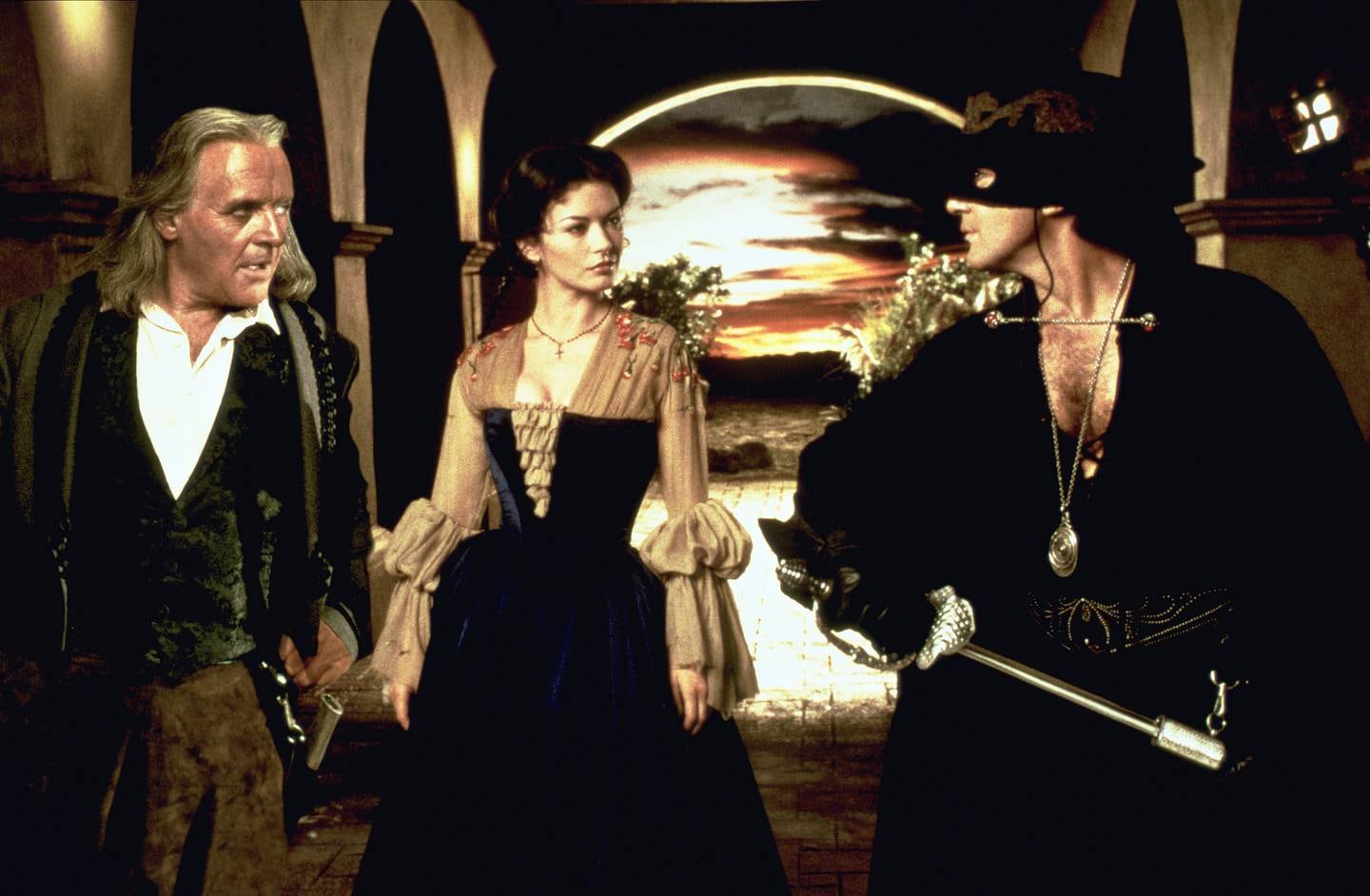 Den første Zorro-filmen med Antonio Banderas i hovedrollen, hadde også Catherine Zeta-Jones og Anthony Hopkins i bærende roller.