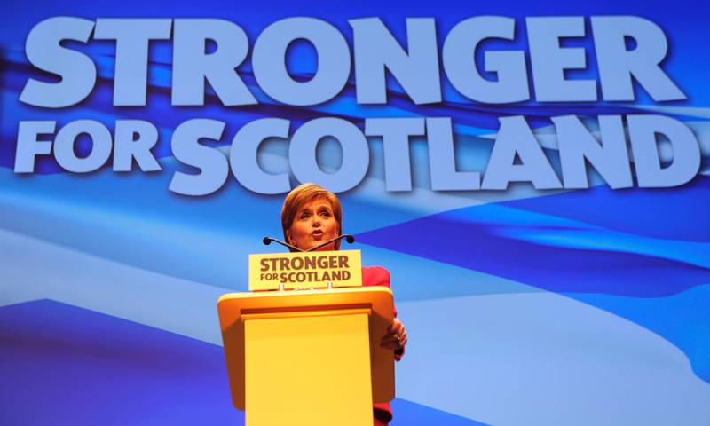 Skottlands førsteminister Nicola Sturgeon er svært misfornøyd med at Skottland blir dratt med ut av EU. Hun mener det har aktualisert en ny skotsk uavhengighetsavstemning, men møter motstand. Her fra landsmøtet til Det skotske nasjonalistpartiet (SNP) i oktober i fjor.