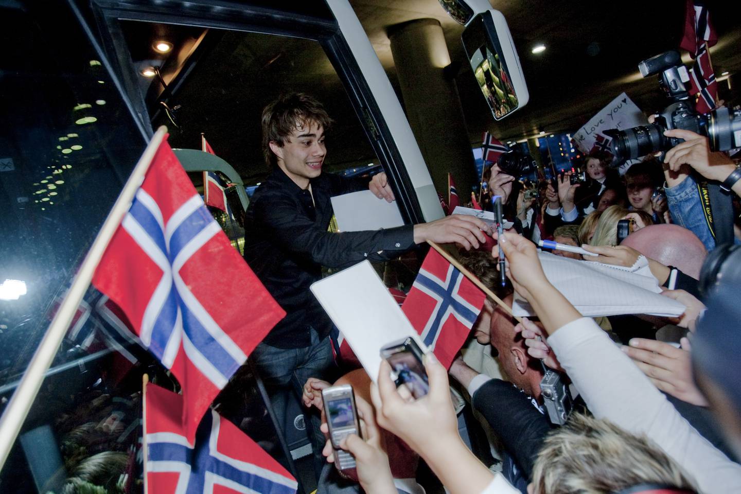 Flere tusen mennesker kom for å hylle Alexander Rybak da han på selveste 17 landet på Gardermoen etter Eurovision-seieren i 2009.