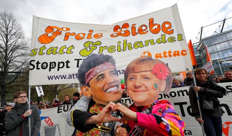 President Barack Obama ble møtt av 35.000 demonstranter som protesterer mot handelsavtalen TTIP da han besøkte den tyske byen Hannover sist uke. Avtalen sto på agendaen med møtene Obama hadde med kansler Angela Merkel. Demonstrantene oppfordrer til fri kjærlighet i stedet for fri handel. FOTO: KAI PFAFFENBACH / NTB SCANPIX