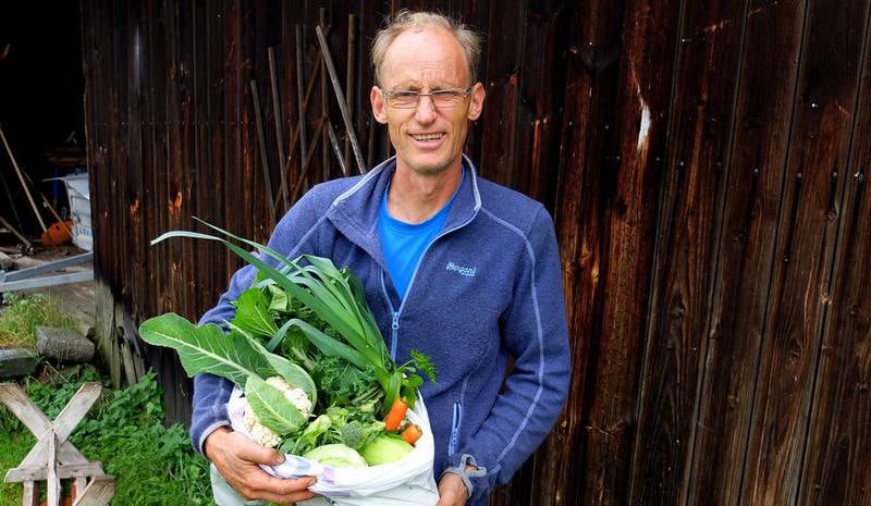Rune Høstvik dyrker utrolig mye forskjellig, og har innhøstingsklare grønnsaker fra tidlig i mai til en gang uti oktober. Dessuten har han mange gode tips om bruk og tilberedning. FOTO: PERNILLE VESTENGEN