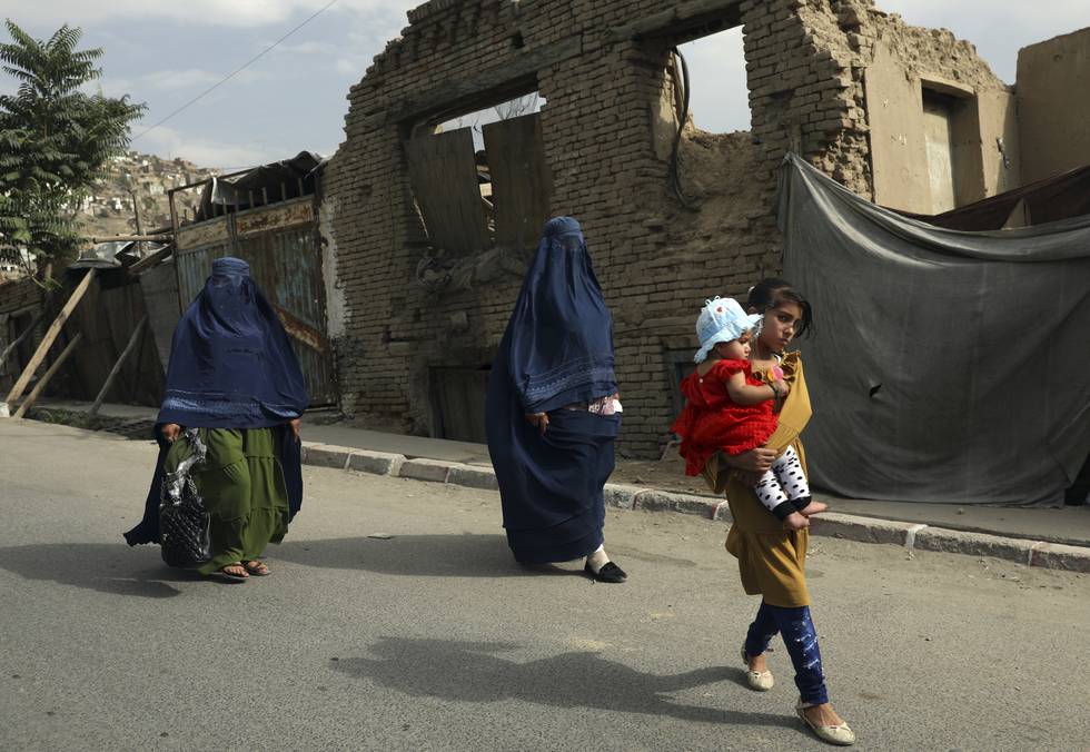 Afghanske kvinner i Kabul har iført seg burka, en uke etter at Taliban tok kontrollen over Afghanistan. Foto: Rahmat Gul / AP / NTB