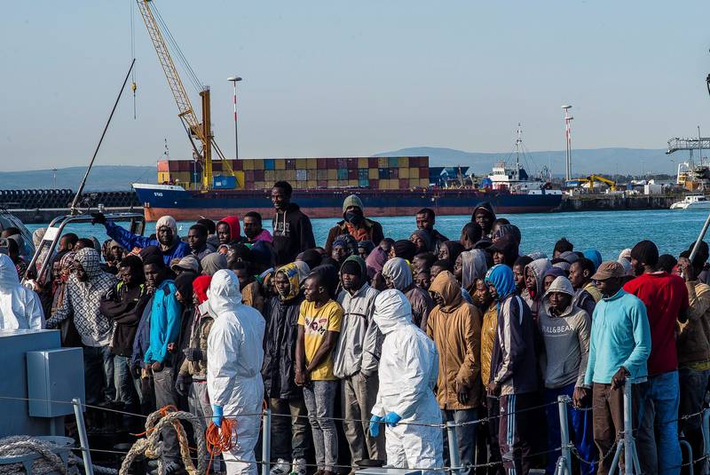 Patruljebåten Denaro har 220 båtflyktningar ombord når han kjem til kai i Catania på Sicilia. Dei blei plukka opp frå to gummibåtar utanfor kysetn av Libya. FOTO: ERLEND BERGE