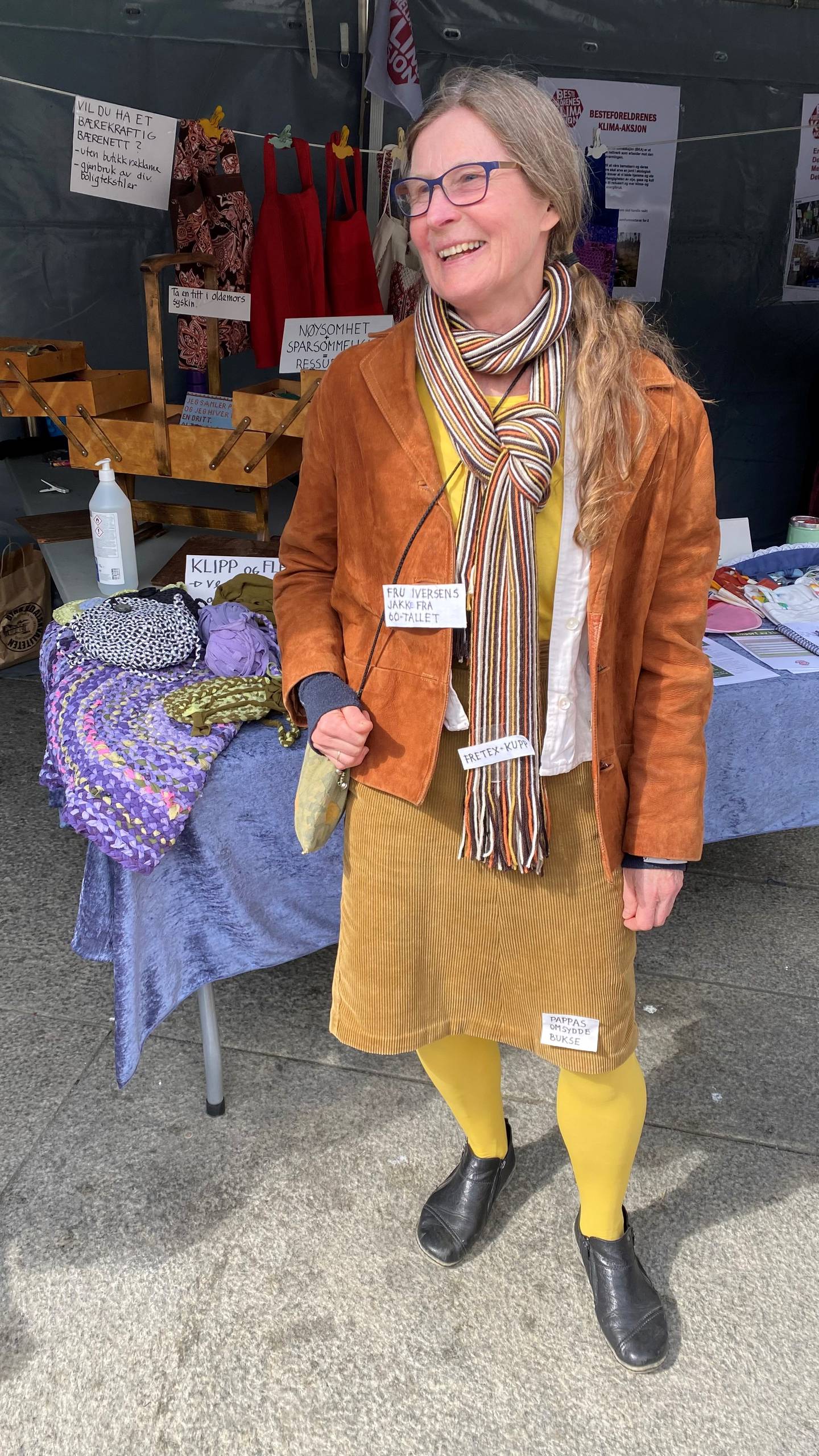 Mette Ruby Mellegaard gjenbruker og syr om så mange klær og tekstiler hun kan. Her har hun på jeg en jakke fra 60-tallet. skjørter er pappas gamle bukser som er sydd om.