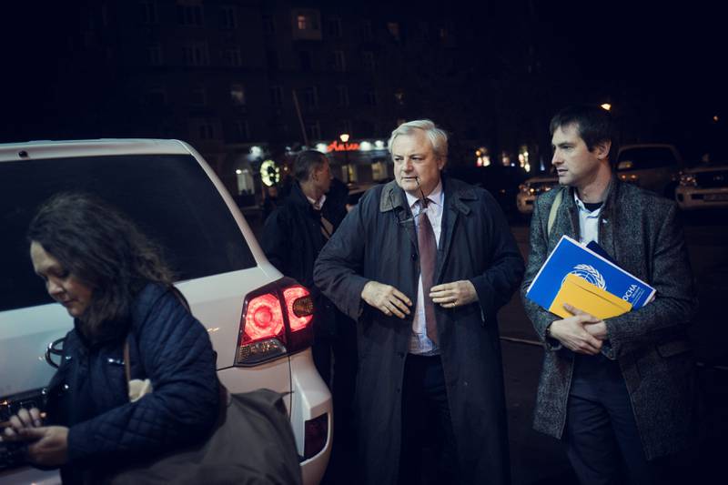 Stephen O’Brien, FNs nødhjelpssjef besøkte Donetsk. Der ble han vist skadene krigen har påført sivilbefolkningen. FOTO: KYRRE LIEN