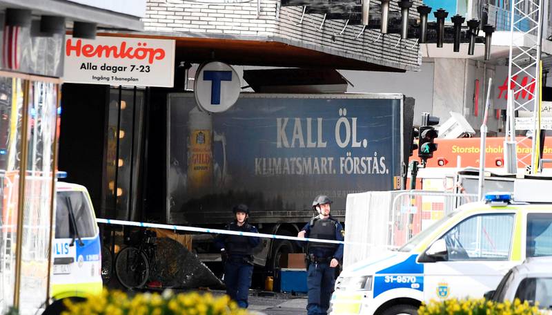 Heller ikke Sverige har unngått terrorangrep til tross for alle forholdsregler. I april i fjor ble fem mennesker drept da en lastebil kjørte inn i et varehus i Stockholm. Tirsdag blir tiltalen mot gjerningsmannen kjent.