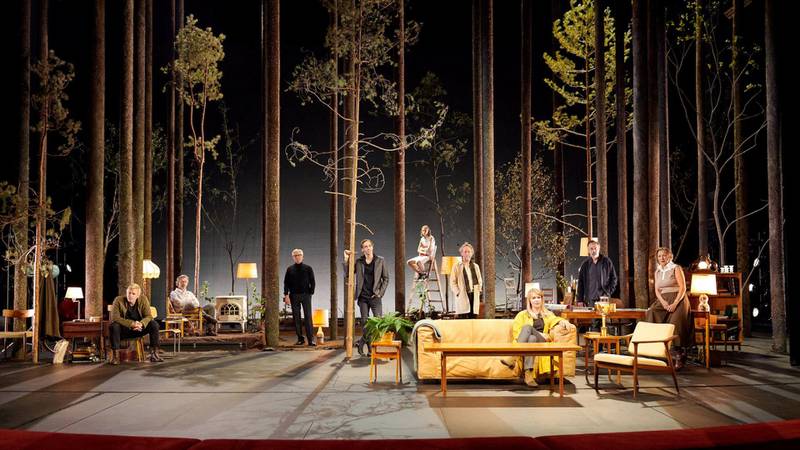 «Vildanden» er et av tre Ibsen-stykker på Nationaltheatret i høst. Her Helene Naustdal Bergsholm som Hedvig og Bjørn Skagestad som gamle Ekdal. Foto: Øyvind Eide