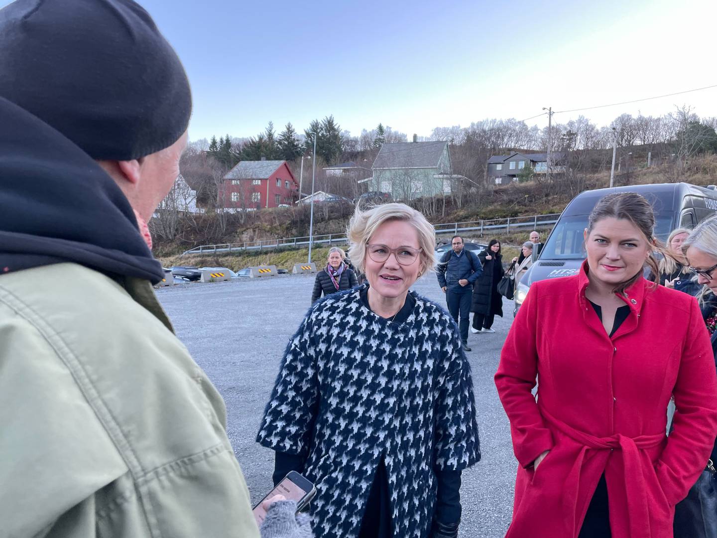 Ingvild Kjerkol på besøk hos Helgelandssykehusene. Her utenfor Sandnessjøen sykehus.