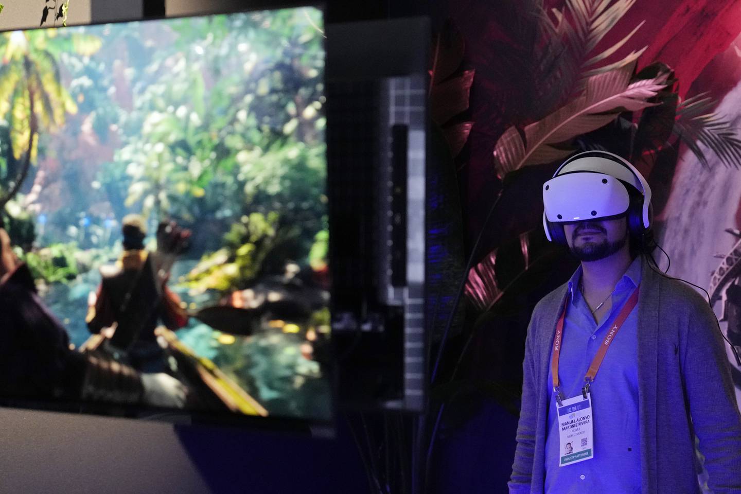 En deltaker prøver ut PlayStations VR 2 headset under en konferanse i Las Vegas i januar.