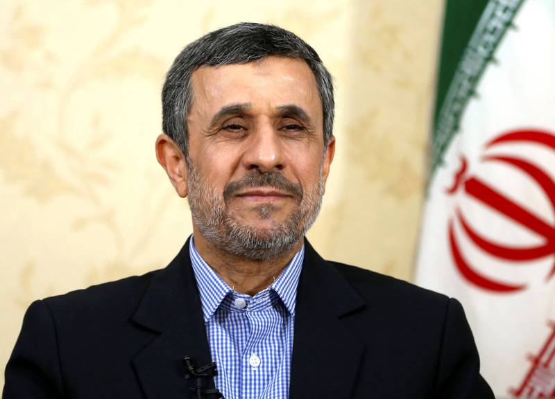 Tidligere president Mahmoud Ahmadinejad får ikke stille.