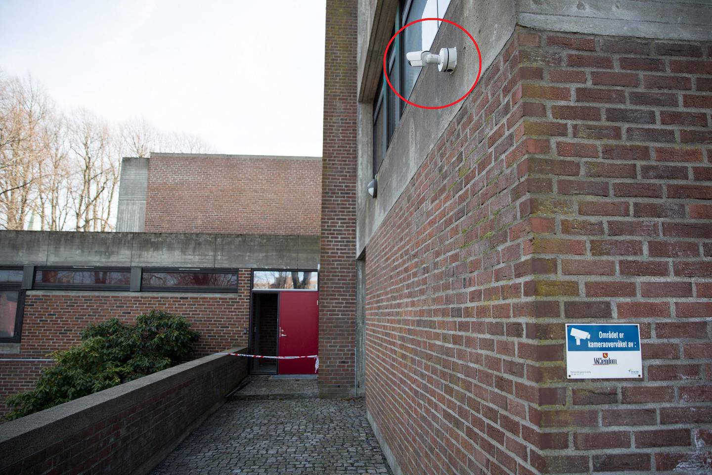 Kameraet (rød ring) som skulle dekke døren tyvene kom seg inn, pekte i stedet opp i lufta dagen etter innbruddet.