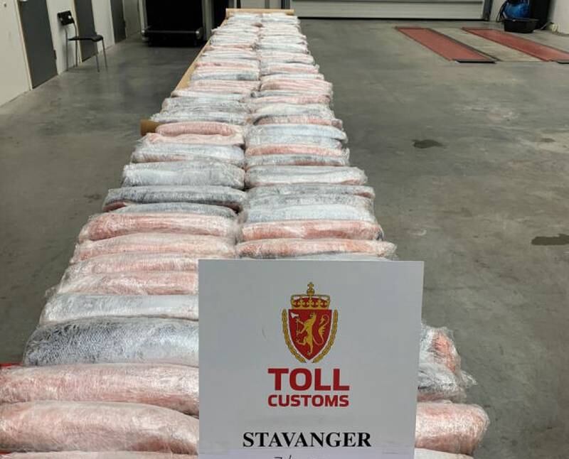 Tolletaten beslagla 370,5 kilo frossen laks på Sola flyplass 7. januar. To polske statsborgere som skulle fly til Polen hadde med seg 14 kolli med fisk.