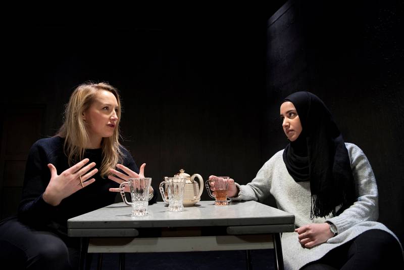 Faten Mahdi Al-Hussaini er glad for at Oslo Nye Teater setter opp «Hvem har æren», et stykke som tematiserer æresdrap og machokultur. Ine Marie Wilmann spiller en ung kvinne som skal æresdrepes av sin far eller svigerfar.