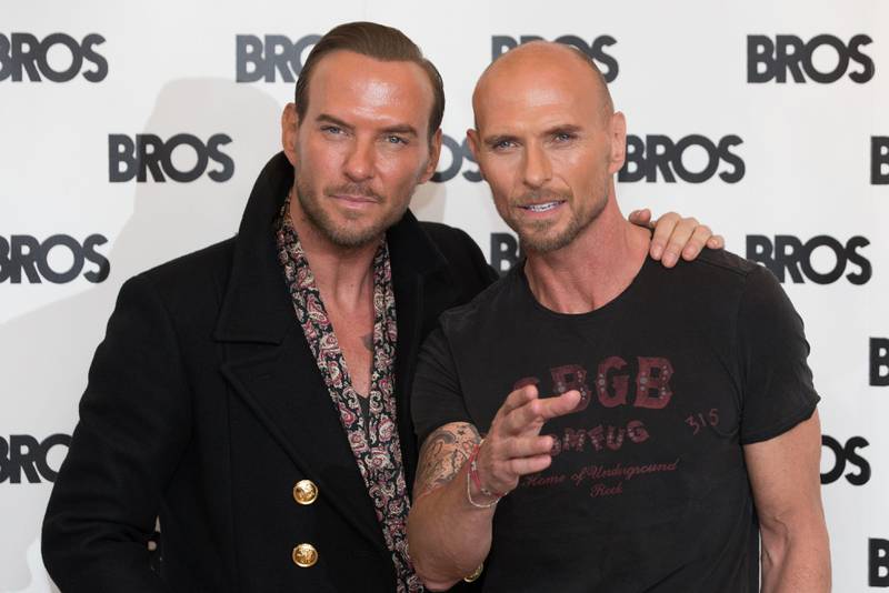 British singers Matt Goss (L) and Luke Goss, from the British band Bros, pose together during a photo-call at the Yam Yard Hotel in central London on October 5, 2016. 
Bros today announced their reunion show, to be held at the London's O2 Arena on August 19, 2017.  / AFP PHOTO / Daniel Leal-Olivas