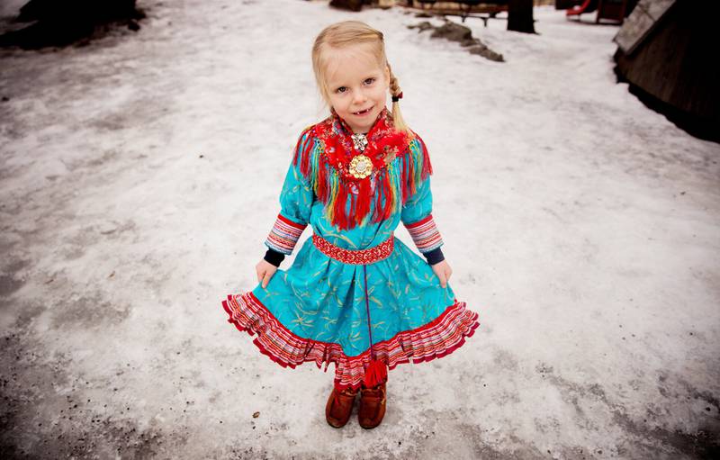 Anna Maria Valio-Bjåen (5) hadde en travel dag på Samefolkets dag i går. Hun går i Samisk barnehage som ligger midt i Tøyenparken.