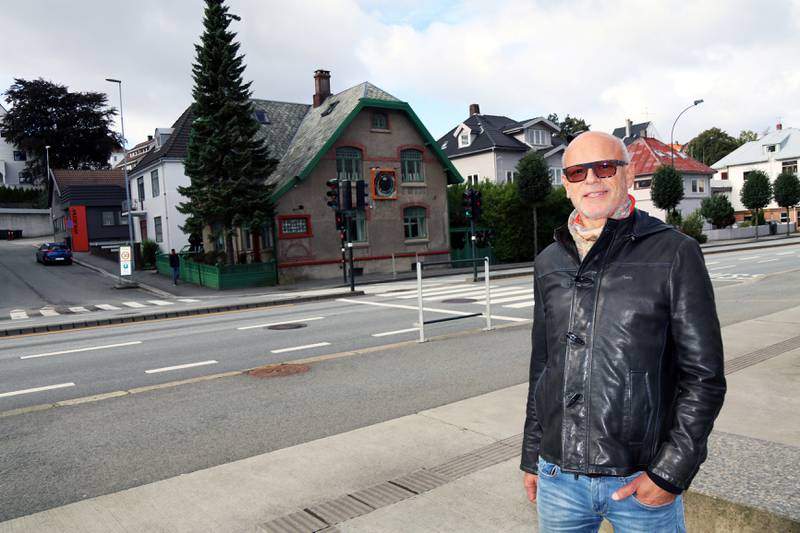 Hans Christian Buch har drevet forretning i Lagårdsveien 55 siden 1975. Huset kan bli revet når Bussveien skal bygges. Foto: Stein Roger Fossmo