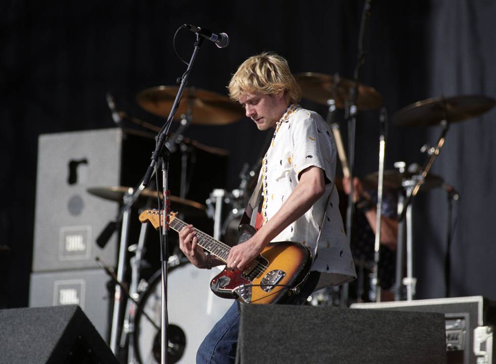 Kurt Cobain under en konsert på Kalvøya-festivalen i 1992. Nå har ene gitaren hans, ikke nødvendigvis den på bildet, blitt auksjonert bort for 43 millioner kroner.
Arkivfoto: Agnete Brun / NTB