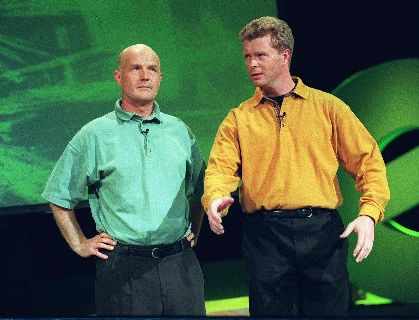 Rune Gokstad og Øystein Bache, her omtalt av NTB som «hurragutter», under NRKs høstprogramlansering i 1998. Humorprogrammet deres «Egentlig» skulle få avslutte fredagskveldene denne høsten, som det hadde gjort i 1993-1996, og også for siste gang i 2000.