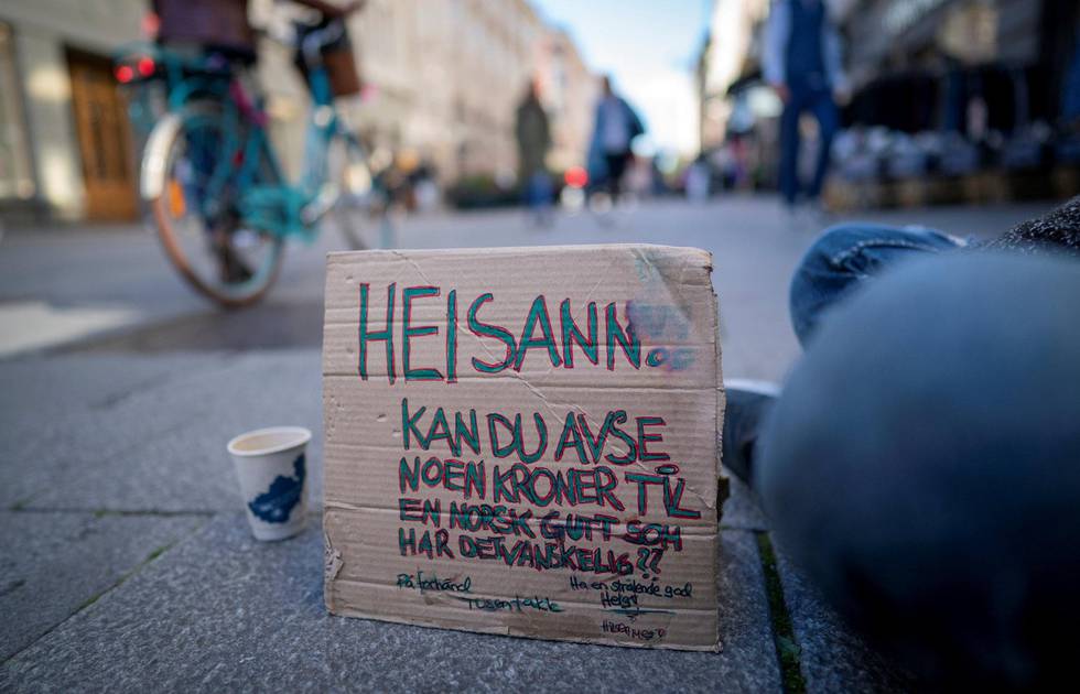 Rusavhengige «Calle» (41) tigger penger i Karl Johans gate i Oslo for å finansiere sin rus. Foto: Heiko Junge/NTB