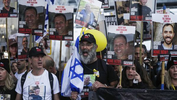 Tusenvis demonstrerte i Israel med krav om at gislene slippes fri