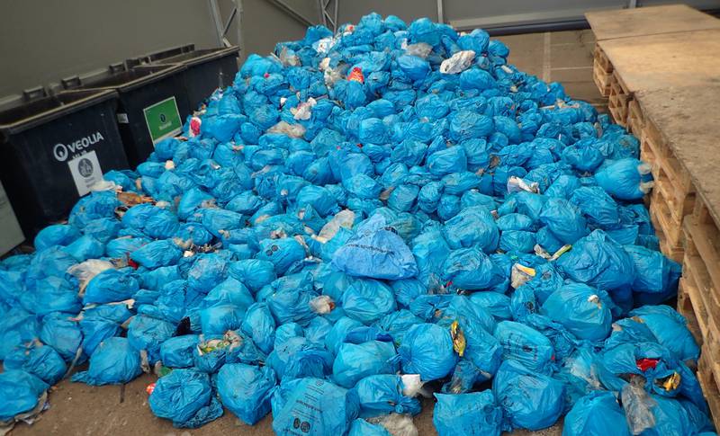 De blå posene som blant andre osloborgere samler plastemballasje i, er et problem for gjenvinninngen av plasten. Posen farger og gjør at en del plast ikke kan gjenvinnes.