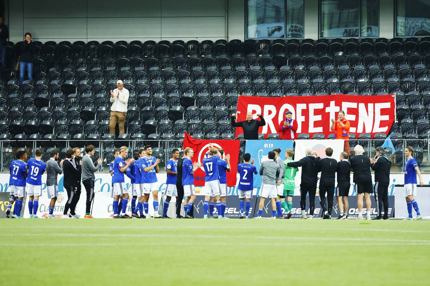 KFUM-gjengen jubler foran sine få fremmøtte supportere på Sparebanken Sør Arena etter å ha snudd 0-2 til 3-2 lørdag.
Foto: