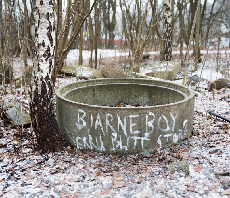 «Bjarne Boy erru blitt stor?» tagget på et betongrør som ligger på området hvor kunstneren Bjarne Melgaard planlegger huset «A House to Die In». Melgaard samarbeider med arkitektfirmaet Snøhetta om prosjektet.