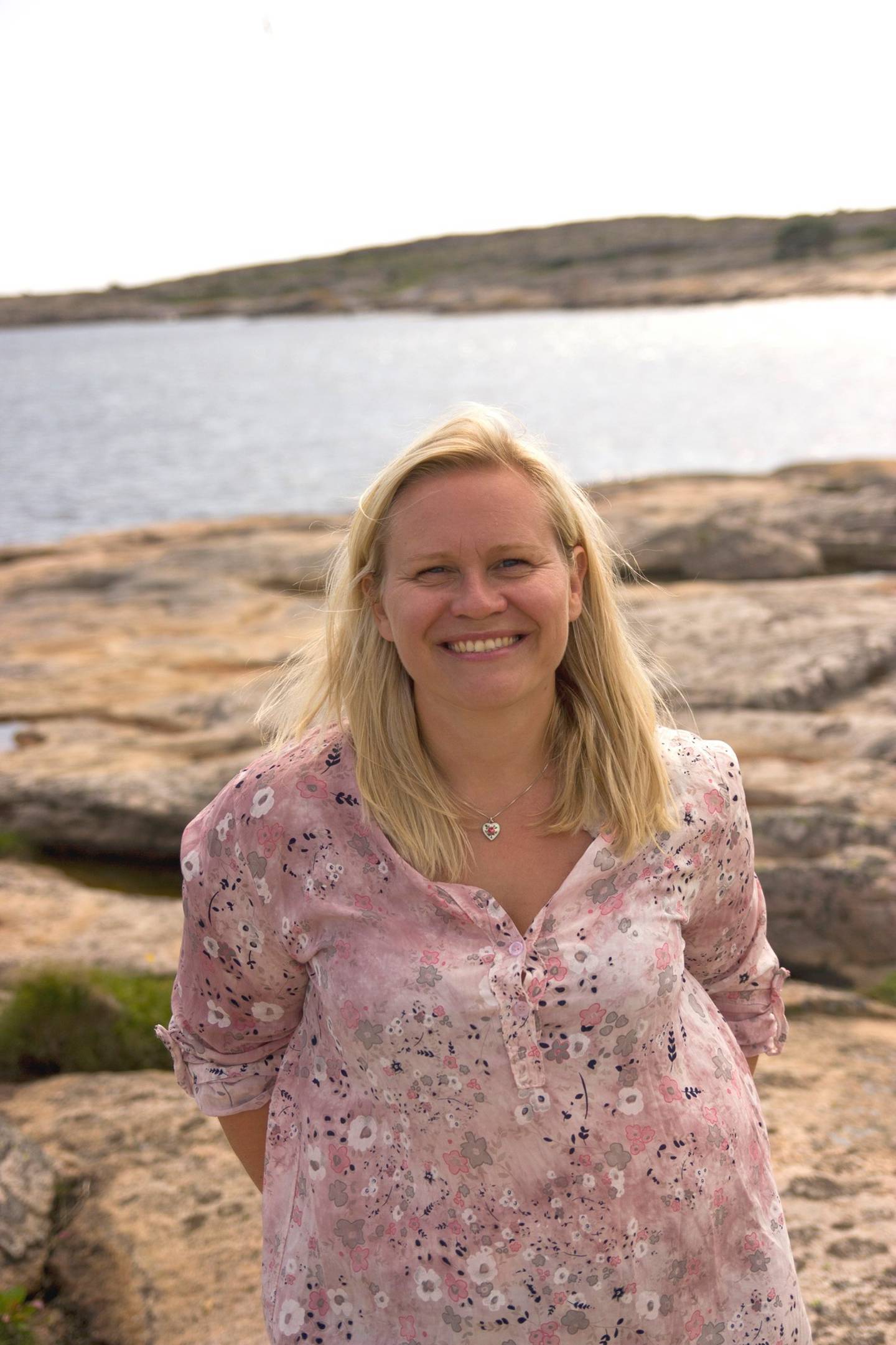 Leder i Fredrikstad Aktivitetsråd, Marianne Storm, ute på at svaberg.