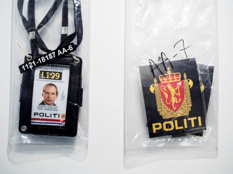 BEVISMATERIALE: Anders Behring Breivik hadde på seg en falsk politiuniform da han kom til Utøya. Han prøvde å lure barna og ungdommene til å tro at han var der for å evakuere dem. De falske ID-merkene er en del av utstillingen på 22. juli-senteret. 