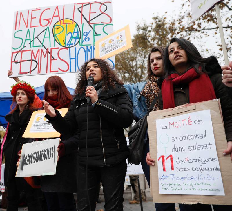 SYMBOLSK DATO: Franske kvinner demonstrerte 7. november i fjor. Det var datoen da franske menn allerede hadde opptjent en gjennomsnittlig kvinnes årslønn i Frankrike. FOTO: NTB SCANPIX