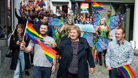 Erna Solberg ledet an – flere tusen i pride-parade