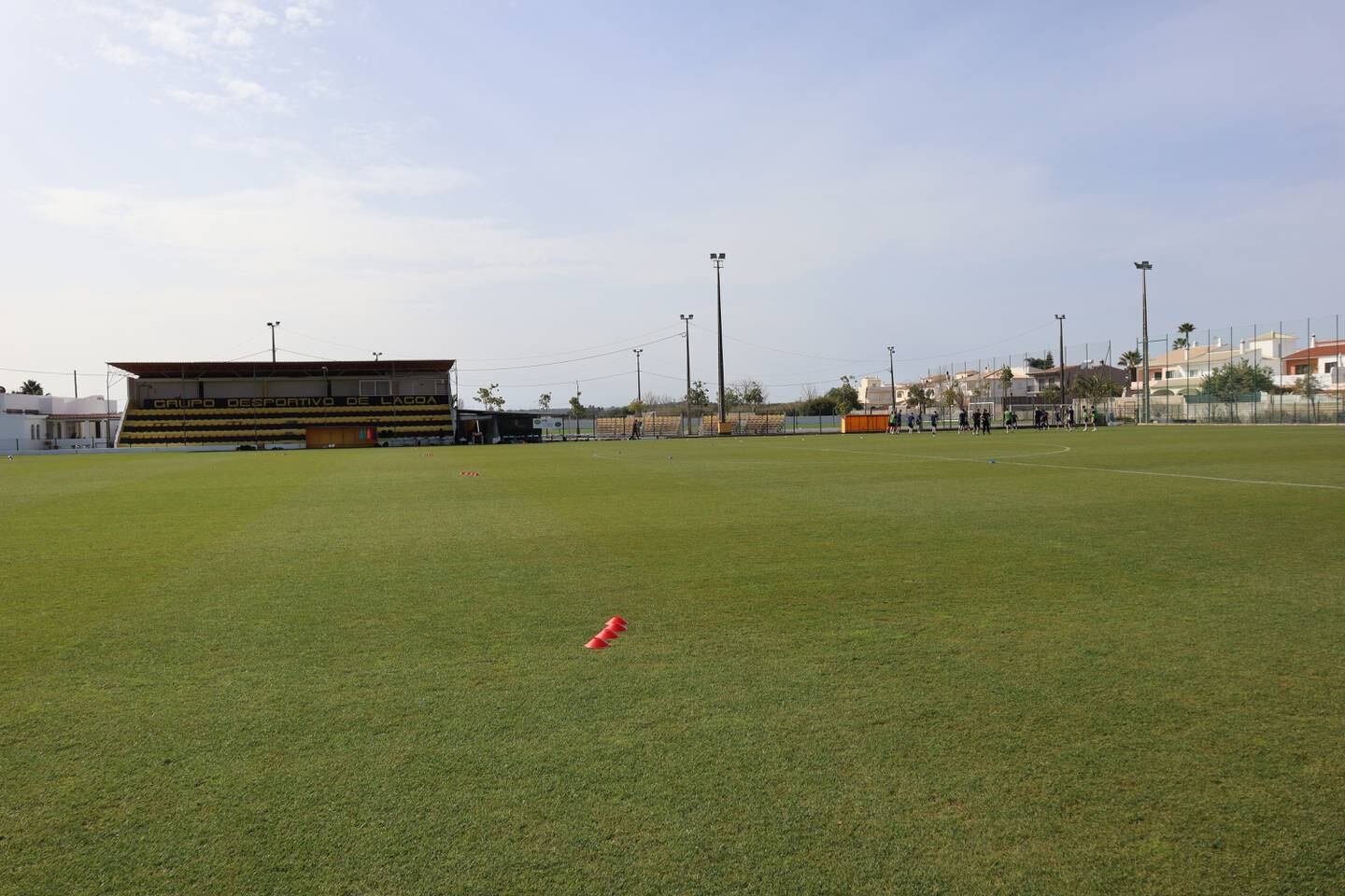 Vålerenga-spillerne har trent på dette treningsfeltet under sitt opphold i Algarve, og er ikke fornøyd med baneforholdene i Lagoa.