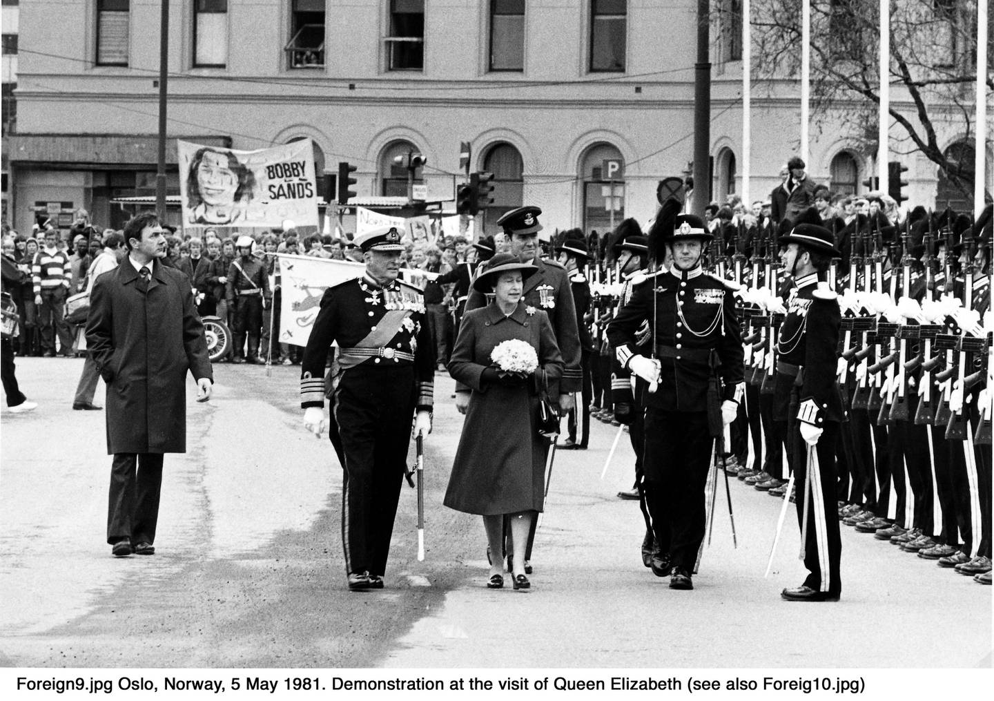 Bildene fra protestene mot dronning Elisabets statsbesøk samme dag som den nord-irske sultestreikeren Bobby Sands døde gikk verden over.