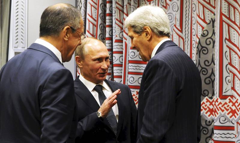 Snakker sammen: Mens Russland ledet møtet i Sikkerhetsrådet i går, kom nyhetene om at landet startet luftangrep mot mål i Syria. Vladimir Putin (midten) og John Kerry (t.h) er uenige om veien videre, men snakker i det minste sammen. Til venstre: Sergej Lavrov, utenriksminister i Russland. FOTO: NTB SCANPIX