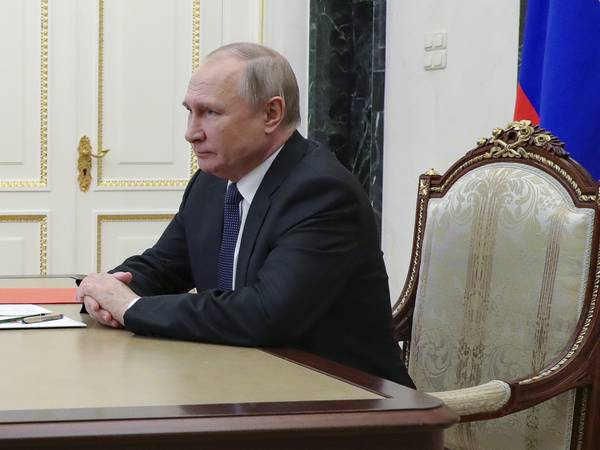 Putin ba Vesten slutte å gi Ukraina våpen i telefonsamtale med Macron