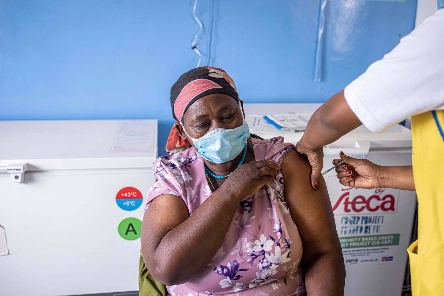 11 prosent av befolkningen i Afrika er nå fullvaksinert. For alle andre verdensdeler er tallet over 60 prosent. Denne kvinnen i Kajiado i Kenya fikk Moderna-vaksinen i september.