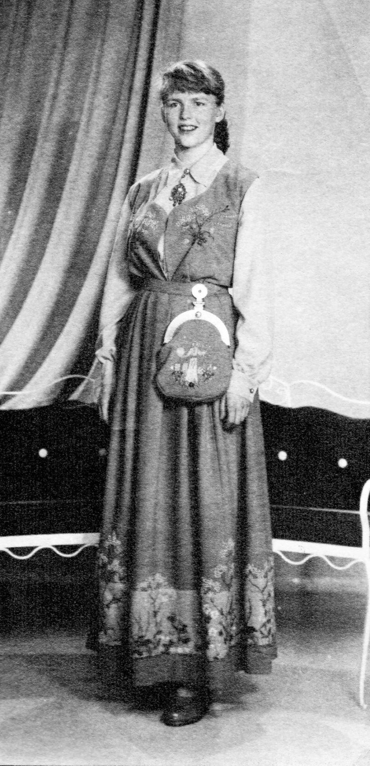 Astrid sydde sine egen lyseblå Oslo-bunad til konfirmasjonen i 1954. Foto: Hilde Unosen